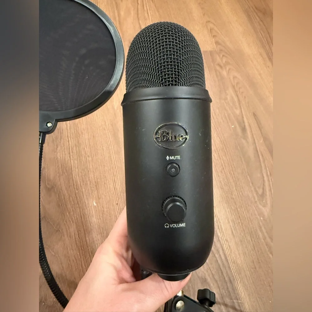 Blue Yeti microphone with wind screen and flexible desk attachment